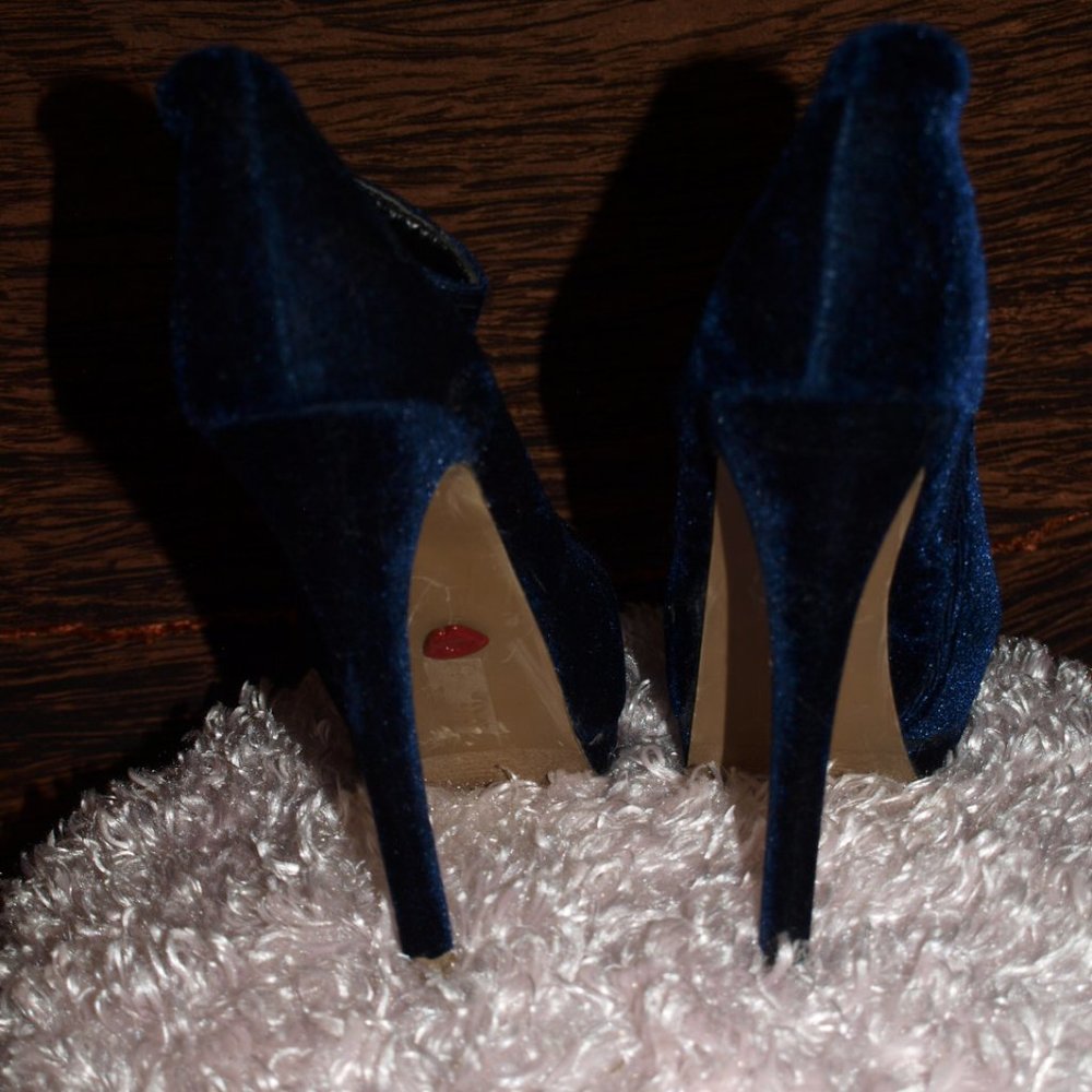 Blue Velvet HEELS SIZE 8 BY PROMISE USED FOR PHOTO SHOOT